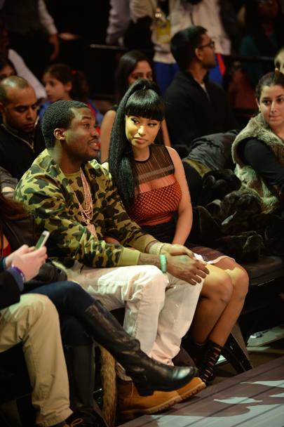 I rapper Meek Mill e Nicki Minaj seduti in prima fila, per non perdersi neanche una giocata.